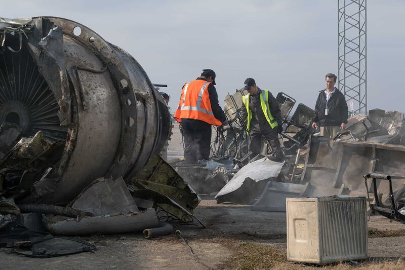Der argentinische Ermittler (gespielt von Lawrence Cotton) sieht sich das Flugzeugwrack des abgestürzten Lapa-Fluges 3142 an. (Bildnachweis: Cineflix/​Darren Goldstein) – Bild: Cineflix /​ Darren Goldstein