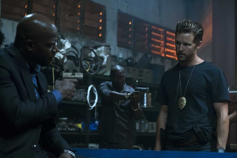 L-R: Neckbone (Kwame Patterson) und Steve Hammond (Ryan Kwanten) – Bild: 2018 Sony Pictures Television Inc. All Rights Reserved. Steve Dietl /​ Steve Dietl/​Crackle/​Courtesy of /​