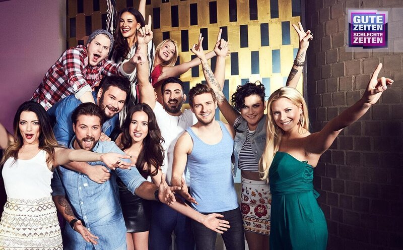 L-R: Max ‚Tuner‘ Krüger (Thomas Drechsel), Jonas Seefeld (Felix von Deventer), Jasmin Flemming (Janina Uhse), Lilly Seefeld (Iris Mareike Steen). vordere Reihe, L-R: Emily Wiedmann (Anne Menden), John Bachmann (Felix von Jascheroff), Elena Gundlach (Elena Garcia Gerlach), Mesut Yildiz (Mustafa Alin), Philip Höfer (Jörn Schlönvoigt), Anni Brehme (Linda Marlen Runge) und Sunny Richter (Valentina Pahde) – Bild: RTL Passion /​ Philipp Rath