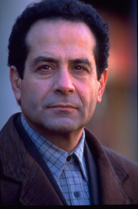 (1. Staffel) – Seitdem seine Frau ermordet wurde, leidet der ehemalige Polizeiermittler Adrian Monk (Tony Shalhoub) unter starken Phobien. – Bild: Turner /​ © UNIVERSAL STUDIOS. ALL RIGHTS RESERVED.