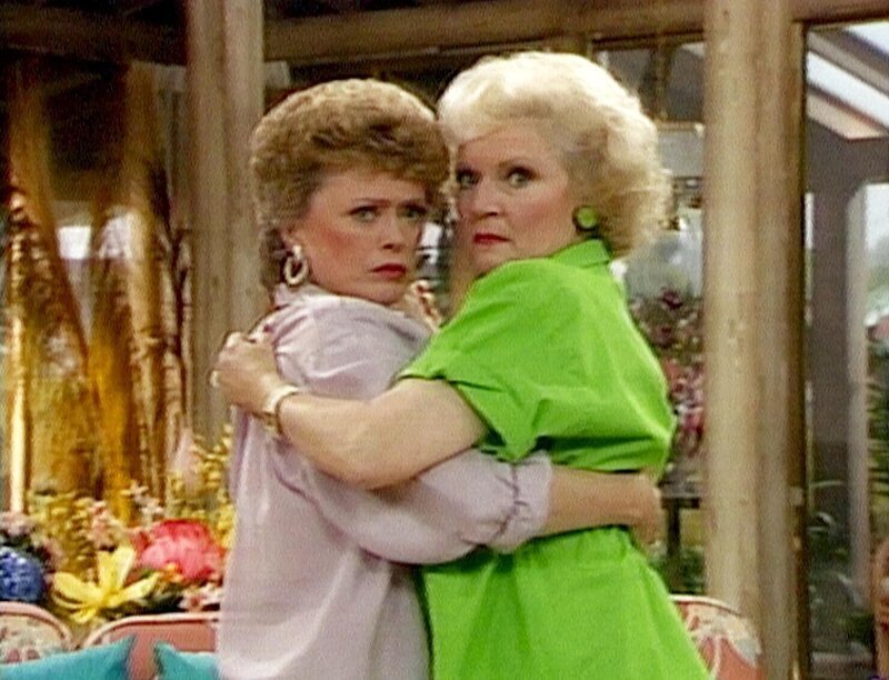 Rose (Betty White) und Blanche (Rue McClanahan, l.) üben sich im Dirty-Dancing. – Bild: RTLup