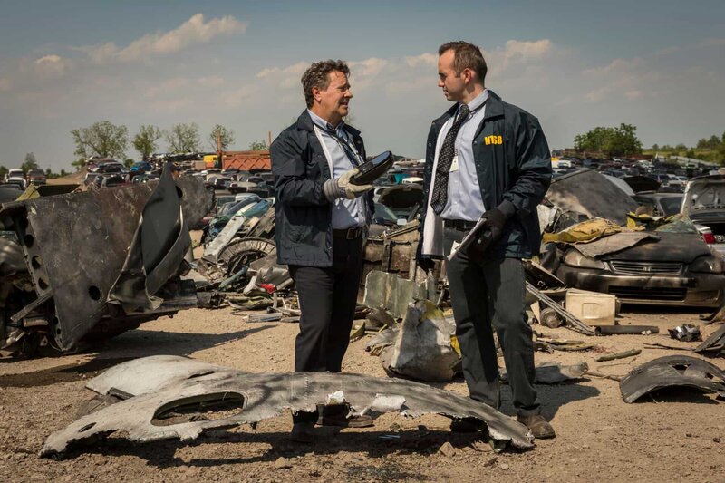 Brantford, Ontario, Kanada – (v.l.n.r.) NTSB-Ermittler (gespielt von Judah Katz) und Junior-Ermittler (gespielt von Jordan Till) inspizieren die Absturzstelle von Emery Worldwide Flight 17. (Cineflix 2017/​Panagiotis Pantazidis) – Bild: Panagiotis Pantazidis /​ Cineflix 2017/​Panagiotis Pantazidis /​ Cineflix 2017