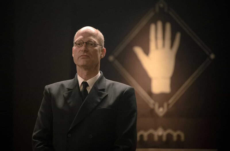 Gehört zur Geheimorganisation „Weiße Hand“: Richter Voss (Joachim Meyerhoff) – Bild: Frédéric Batier/​X Filme Creative Pool/​SKY/​ARD Degeto