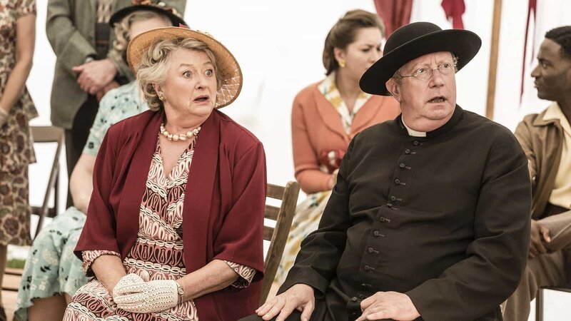 Mrs McCarthy (Sorcha Cusack) und Father Brown (Mark Williams) – Bild: Gary Moyes /​ © BBC 2019