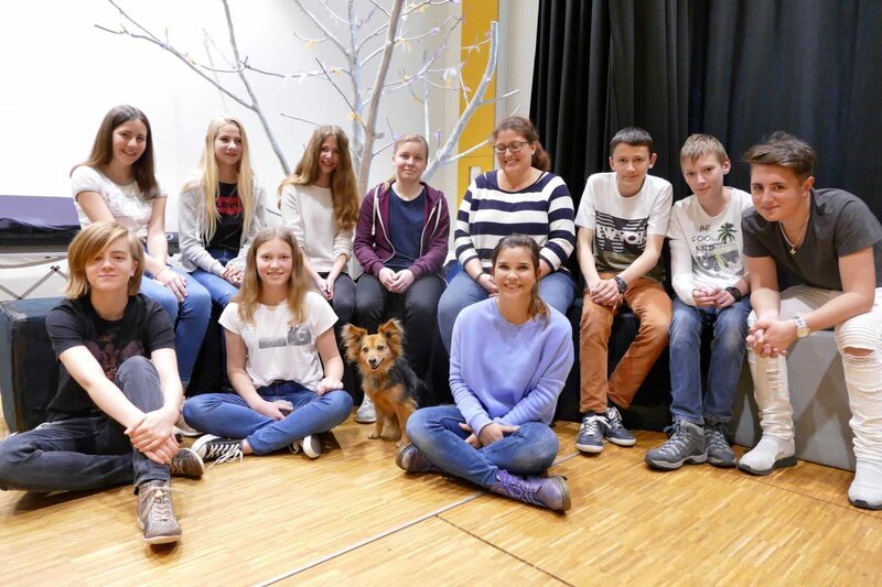 Die Schultheater-Gruppe hat in ihrem neuen Stück sogar eine eigene Rolle für Lunka eingeplant. Bei den Proben ist Lunka immer dabei. – Bild: BR/​TEXT + BILD Medienproduktion GmbH & Co. KG