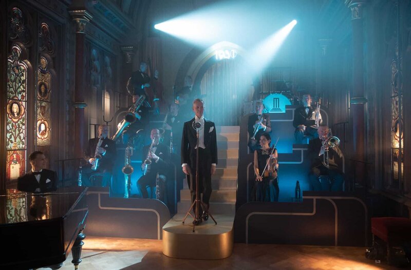 Emil Engels (Max Raabe), Palastorchester – Bild: Frédéric Batier/​X Filme Creative Pool/​SKY/​ARD Degeto