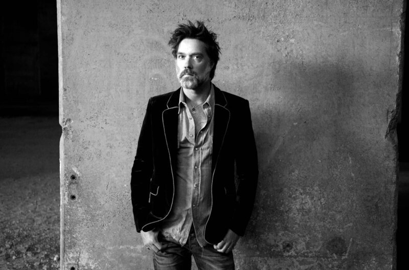 Mit seinem Konzert im Paramour Mansion in L.A. antwortet Rufus Wainwright auf die aktuelle Situation: Ohne Publikum spielt der Singer-Songwriter sein neues Repertoire nur für die TV-Kameras. – Bild: Tony Hauser / © Tony Hauser Mit seinem Konzert im Paramour Mansion in L.A. antwortet Rufus Wainwright auf die aktuelle Situation: Ohne Publikum spielt der Singer-Songwriter sein neues Repertoire nur für die TV-Kameras. – Bild: Tony Hauser / © Tony Hauser