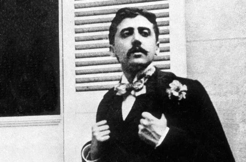 Ein Porträt des französischen Schriftstellers Marcel Proust. Sein Hauptwerk „Auf der Suche nach der verlorenen Zeit“ handelt von Vergangenheit und Erinnerung. – Bild: Archives-Zephyr/​Bridgeman Images /​ © Archives-Zephyr/​Bridgeman Images