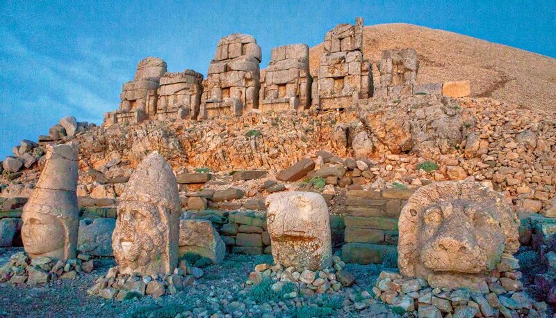 1987 wurde das Grabheiligtum auf dem Berg Nemrut mit seinen Tumulus-Köpfen in die UNESCO-Liste des Weltkulturerbes aufgenommen. – Bild: NDR/​Lydia Mutschmann