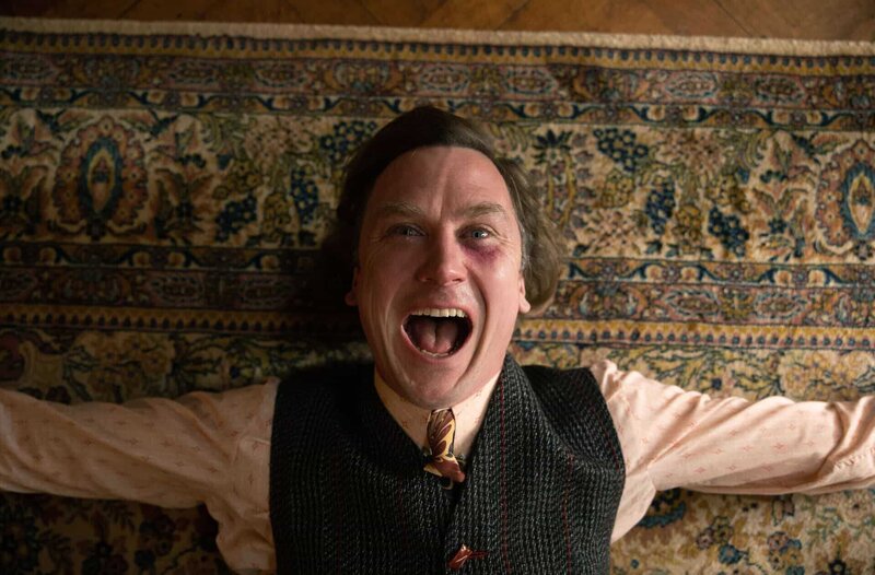 Loslassen! Alfred Nyssen (Lars Eidinger) möchte sich befreien. – Bild: Frédéric Batier/​X Filme Creative Pool/​SKY/​ARD Degeto