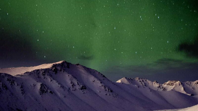 Aurora borealis over the mountains in Alaska – Bild: 2018_CuriosityStream