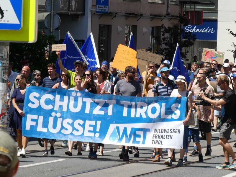 Demonstration zum Schutz der Wildwasser in Tirol. – Bild: Dr. Georg Bayerle /​ BR /​ BR/​Dr. Georg Bayerle