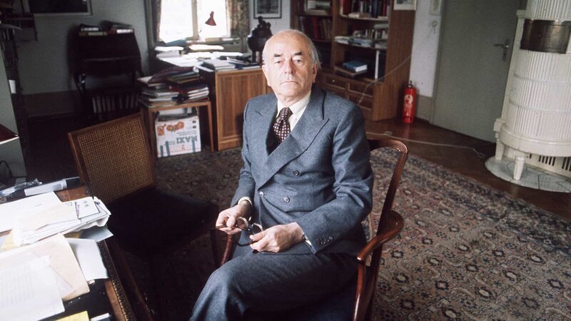 Albert Speer 1975 in seiner Villa in Heidelberg. Hier empfängt er Journalisten und strickt an der Legende vom „guten Nazi“. – Bild: ZDF und sven simon./​sven simon