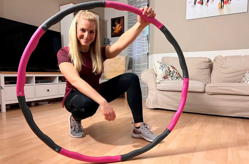 Reporterin Maike Tschorn probiert verschiedene Fitness-Gadgets aus – hier den Hula Hoop. – Bild: HR