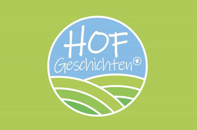 ARD HOFGESCHICHTEN – aus ganz Deutschland im Ersten ab 24. Juli, montags bis freitags jeweils um 16:10 Uhr und ab dem Ausstrahlungstag in der ARD Mediathek Leidenschaft Landwirtschaft! „Hofgeschichten“ aus ganz Deutschland im Ersten. Mittendrin im Hofalltag zwischen Kälbergeburt und Ernte-Marathon sind die „Hofgeschichten“. Sie erzählen reportageartig von leidenschaftlichen Bäuerinnen und Bauern, die im Stall und auf dem Acker anpacken, das Familienleben meistern und ihre Höfe zugleich fit für die Zukunft machen müssen. Logo zur Sendung. Es können weiter Dateiformate angefordert werden. Â© ARD/​ARD-Design, honorarfrei – Verwendung gemäÃŸ der AGB im engen inhaltlichen, redaktionellen Zusammenhang mit genannter ARD-Sendung bei Nennung „Bild: ARD/​ARD-Design“ (S2). ARD-Programmdirektion/​Bildredaktion, Pressefoto.daserste@ard.de – Bild: ARD/​ARD-Design /​ ARD-Programmdirektion