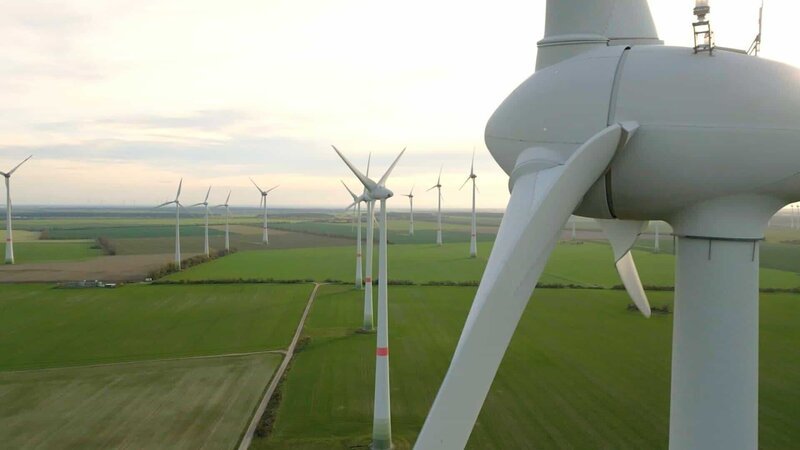 In Feldheim sorgen Windkraftanlagen für eine autarke Stromversorgung. – Bild: ZDF und Joachim Seck In Feldheim sorgen Windkraftanlagen für eine autarke Stromversorgung. – Bild: ZDF und Joachim Seck