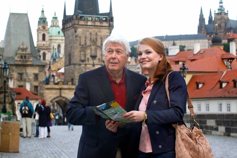 Claudius (Peter Weck) und seine Enkelin Sophie (Anna Bertheau) erkunden Prag. – Bild: HR/​Degeto/​Erika Hauri