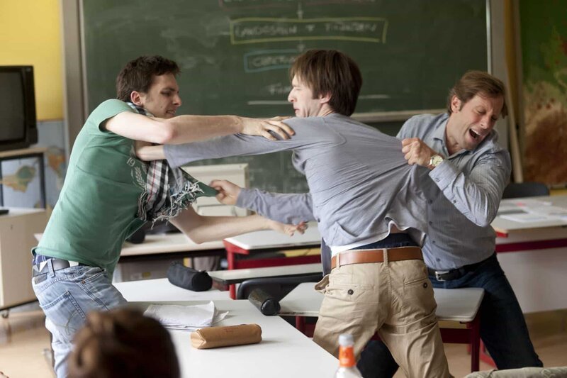 Ekki (Oliver Korittke, r.) trennt zwei Schüler im Streit und bekommt dadurch große Schwierigkeiten. – Bild: ZDF und Thomas Kost