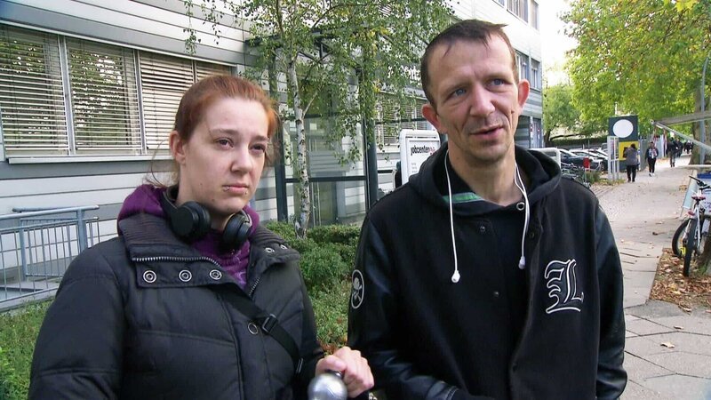 Vanessa (27) und ihr Mann Dennis (40) haben einen Termin im Jobcenter – Bild: RTL Zwei