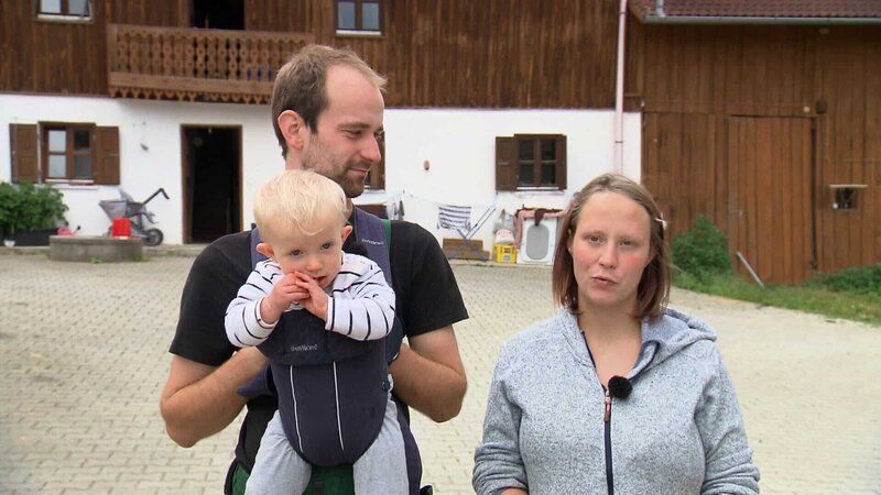 Nico (31) und Alexandra (27) leben gemeinsam mit der neun Monate alten Tochter Mia auf einem kleinen Bauernhof in Niederbayern. Doch statt ländlicher Idylle heißt es für das Paar schuften, schuften, schuften.. – Bild: RTL Zwei