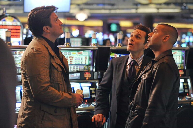 Richard Castle (Nathan Fillion, l.) begleitet Javier Esposito (Jon Huertas, r.) und Kevin Ryan (Seamus Dever, M.) nach Atlantic City, wo sie in einem Mordfall ermitteln sollen. – Bild: Universal TV