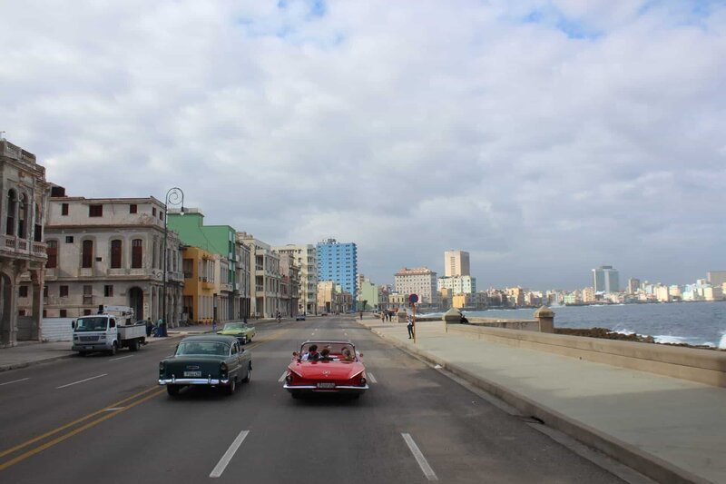 An der Küste von Havanna auf Kuba fahren die Oldtimer die Straße entlang. – Bild: Bewegte Zeiten Filmproduktion GmbH/​BR/​Gerrit Mannes