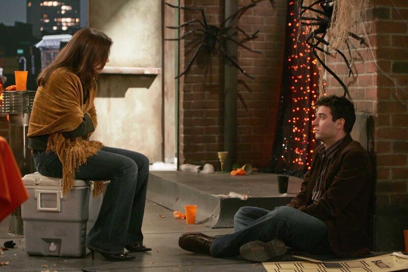 Es ist zwar nicht die erhoffte Kürbisfrau, dafür aber erscheint Robin (Cobie Smulders, l.) auf der Party. Ted (Josh Radnor, r.) ist sehr erfreut darüber … – Bild: BILL INOSHITA /​ CBS /​ CBS /​ ©2005 CBS BROADCASTING INC. All Rights Reserved