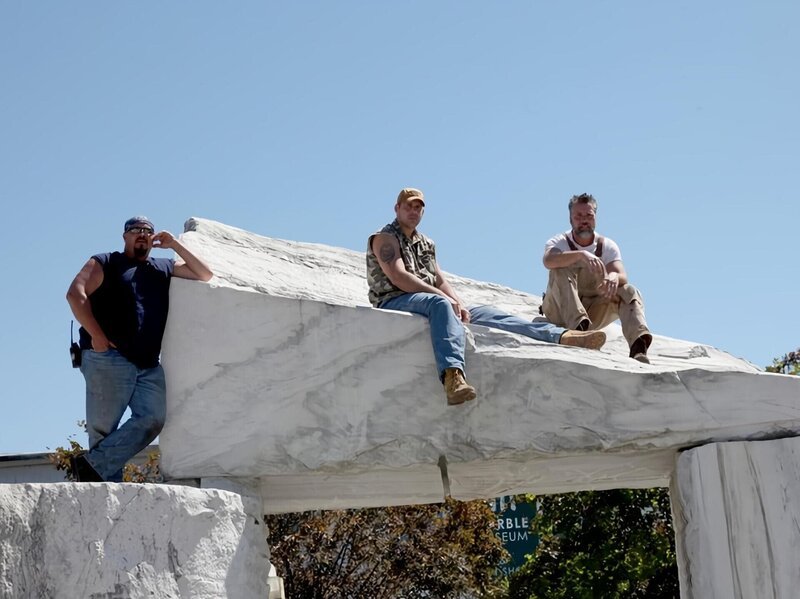 Dan, Mark and Jay have climbed onto a marble structure and are taking a rest. – Bild: 1996 – 2014 National Geographic Society. All rights reserved.