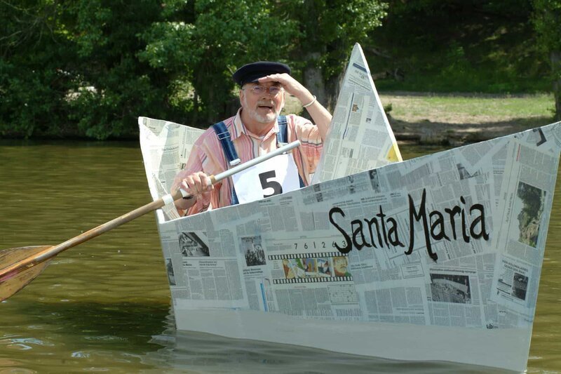 Peter (Peter Lustig) nimmt mit seinem Papierboot „Santa Maria“ an der Bärstädter Papierbootregatta teil. – Bild: ZDF und Christiane Pausch.