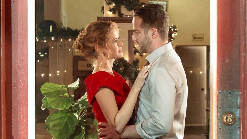 L-R: Hannah Morris (Sarah Drew) and Sam Watson (Niall Matter) – Bild: Marc Graue Recording Studios L-R: Hannah Morris (Sarah Drew) and Sam Watson (Niall Matter) – Bild: Marc Graue Recording Studios