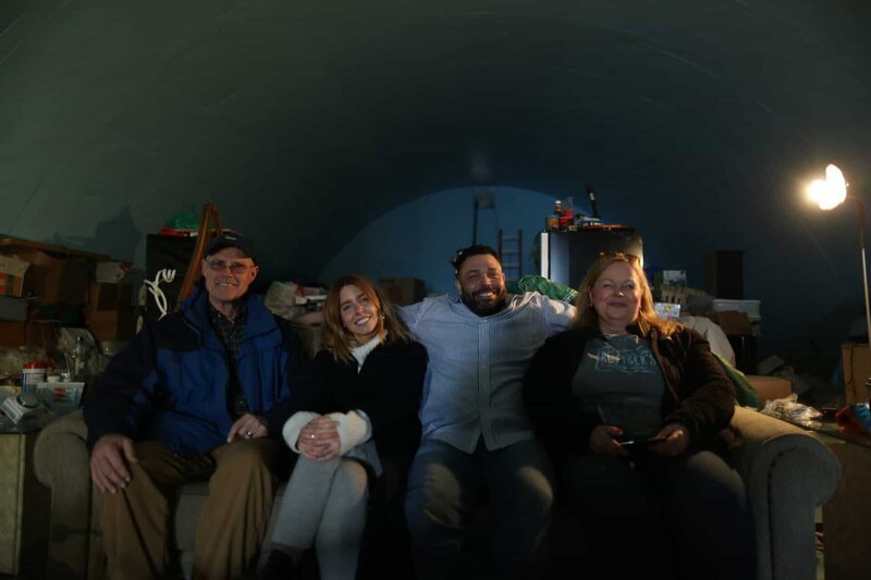 Stacey Dooley mit Tom, Milton und Suzie in ihrem Bunker. – Bild: ORF 1