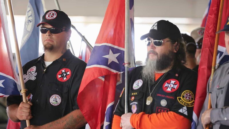 Picture Shows: 2 KKK Loyal White Knight Chapter members with the confederate flag. Taken in Columbia, SC. – Bild: Sarah Foudy / Copyright BBC 2015 Picture Shows: 2 KKK Loyal White Knight Chapter members with the confederate flag. Taken in Columbia, SC. – Bild: Sarah Foudy / Copyright BBC 2015
