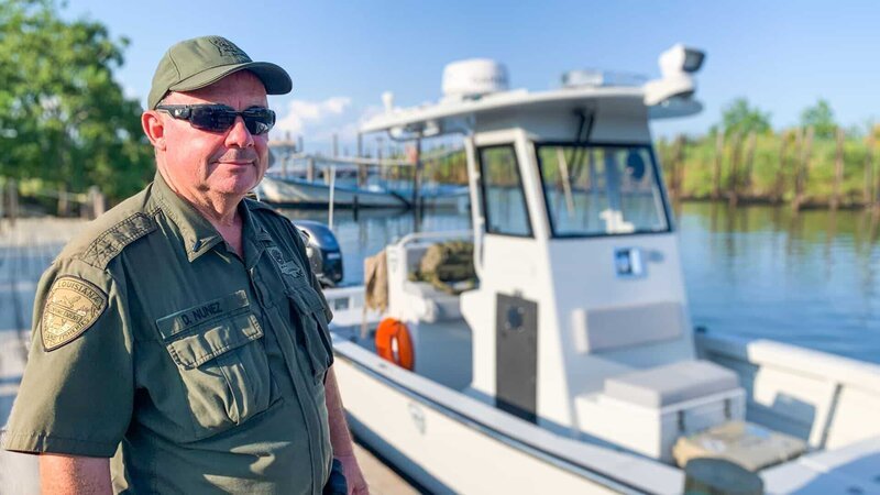 Lt. David Nunez is ready for another day on the job in southern Louisiana. – Bild: Animal Planet /​ Discovery Communications, LLC