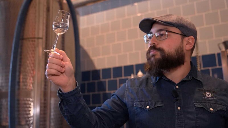 Bildunterschrift: Der bei Bamberg gefertigte Gin hat eine ganz spezielle geschmackliche Besonderheit: Neben Wacholderbeeren werden „typisch bayerisch“ Hopfen und Malz beigemischt. – Bild: N24 Doku