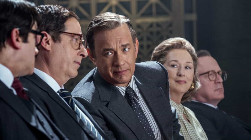 Chefredakteur Ben Bradlee (Tom Hanks, 3. von links) und Verlegerin Katharine „Kay“ Graham (Meryl Streep) legen sich mit dem Establishment an. – Bild: ARD Degeto/​BR/​© NBC Universal
