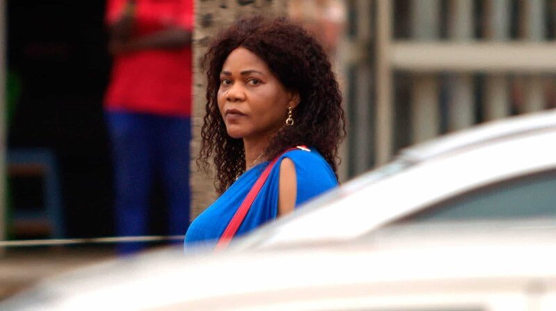 Princess Inyang Okokon, Sozialarbeiterin, am Busbahnhof von Benin City, Treffpunkt der Menschenhändler mit ihren Opfern. – Bild: SWR /DOCDAYS Productions Princess Inyang Okokon, Sozialarbeiterin, am Busbahnhof von Benin City, Treffpunkt der Menschenhändler mit ihren Opfern. – Bild: SWR /DOCDAYS Productions