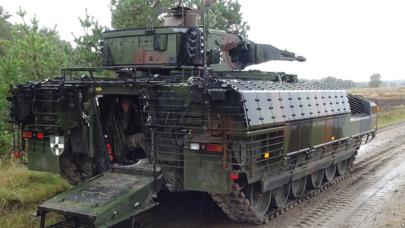 Für die Soldaten stellt der neue Puma zunächst eine große Herausforderung dar. In den richtigen Umgang mit dem Schützenpanzer müssen sie erst eingewiesen werden. – Bild: BILD Für die Soldaten stellt der neue Puma zunächst eine große Herausforderung dar. In den richtigen Umgang mit dem Schützenpanzer müssen sie erst eingewiesen werden. – Bild: BILD