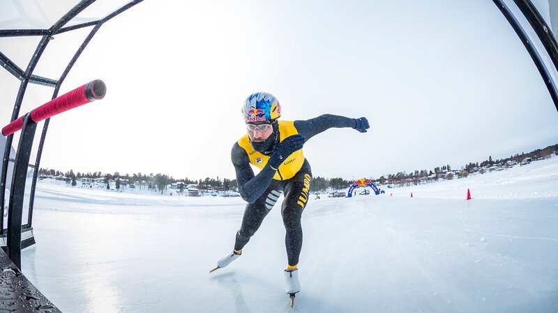 Der zweifache Olympiasieger im Eisschnelllauf Kjeld Nuis aus den Niederlanden versucht einen Rekord zu brechen: Er will der schnellste Mensch auf dem Eis werden. – Bild: BILD