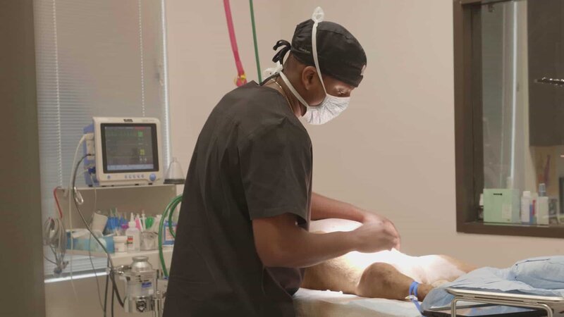 Dr. Blue examines Yuki’s stomach before he begins surgery. – Bild: Discovery Communications, LLC