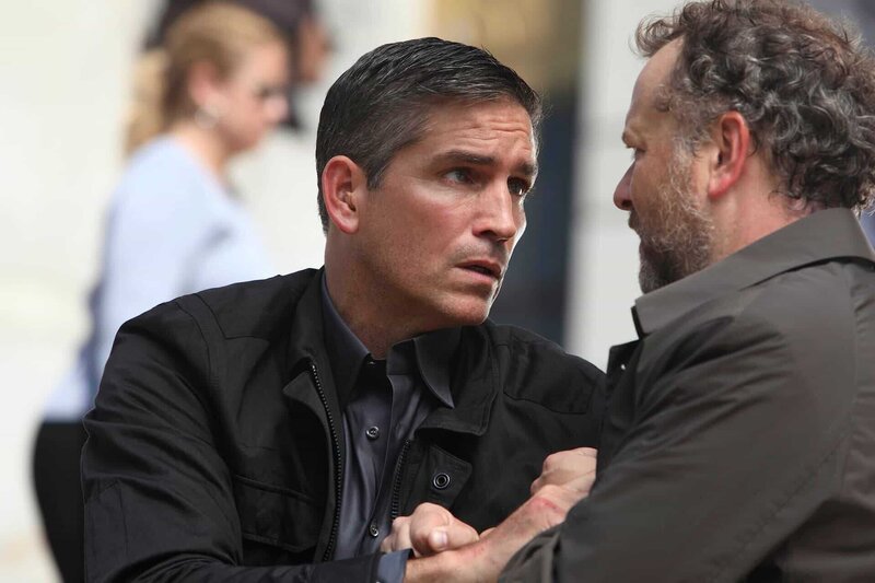 L-R: Reese (Jim Caviezel) und Richter Samuel Gates (David Costabile) – Bild: Courtesy of Warner Brothers