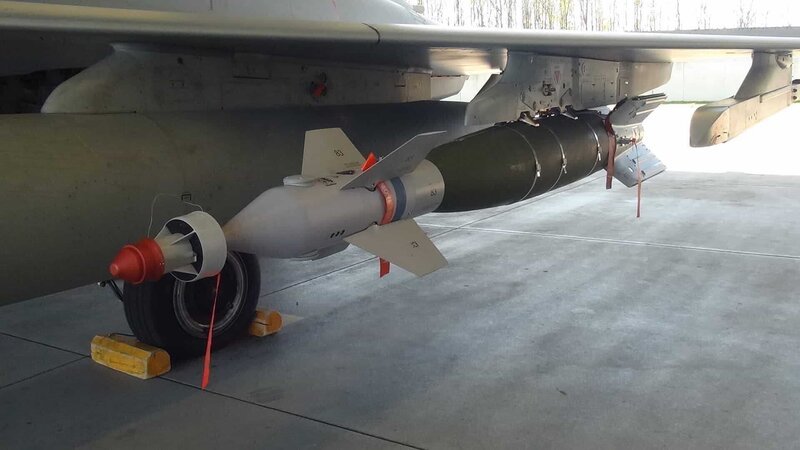 Die Fliegerlenkbombe GBU-48 ist eine gelenkte Präzisionswaffe und wiegt mehr als eine halbe Tonne. – Bild: N24 Doku Die Fliegerlenkbombe GBU-48 ist eine gelenkte Präzisionswaffe und wiegt mehr als eine halbe Tonne. – Bild: N24 Doku