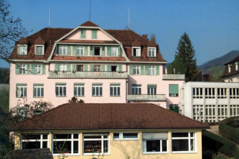 SRF DOK Die evangelikale Welt der Läderachs – Züchtigung im Namen Gottes «Domino Servite» Schule Kaltbrunn SRF – Bild: SRF1 SRF DOK Die evangelikale Welt der Läderachs – Züchtigung im Namen Gottes «Domino Servite» Schule Kaltbrunn SRF – Bild: SRF1