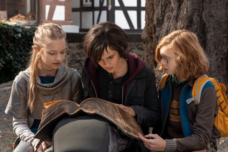 Die Wolf-Gäng Aaron Kissiov als Vlad, Johanna Schraml als Faye, Arsseni Bultmann als Wolf SRF/​2020 Sony Pictures Entertainment Deutschland GmbH – Bild: SRF2