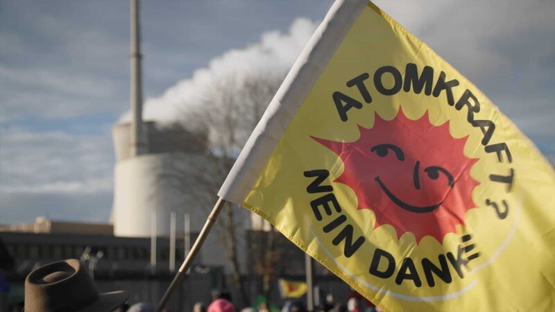 Silverster 2021: letzte Mahnwache am Atomkraftwerk Gundremmingen. Weiteres Bildmaterial finden Sie unter www.br-foto.de. – Bild: Felix Landbeck / BR, Gruppe 5 Filmproduktion GmbH / BR/Gruppe 5 Filmproduktion GmbH/Felix Landbeck Silverster 2021: letzte Mahnwache am Atomkraftwerk Gundremmingen. Weiteres Bildmaterial finden Sie unter www.br-foto.de. – Bild: Felix Landbeck / BR, Gruppe 5 Filmproduktion GmbH / BR/Gruppe 5 Filmproduktion GmbH/Felix Landbeck