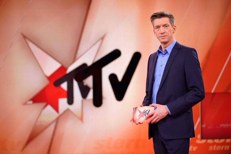 Moderator Steffen Hallaschka +++ – Bild: TVNOW /​ Stefan Gregorowius