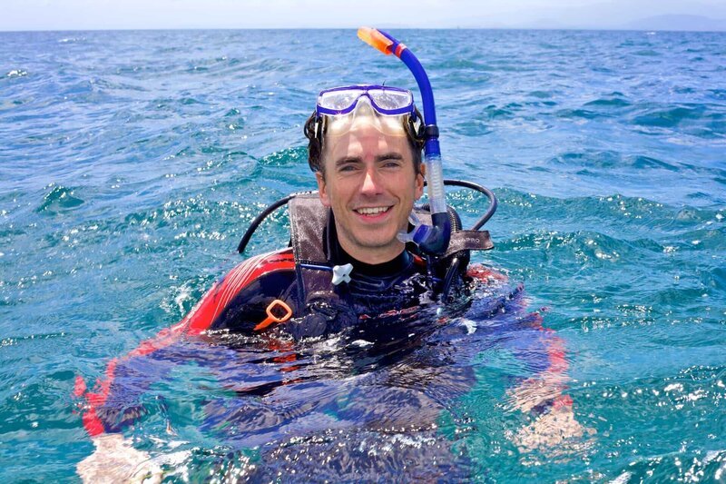 Simon Reeve auf der Suche nach Blindgängern vor der Küste von Vieques, Puerto Rico. – Bild: Spiegel TV