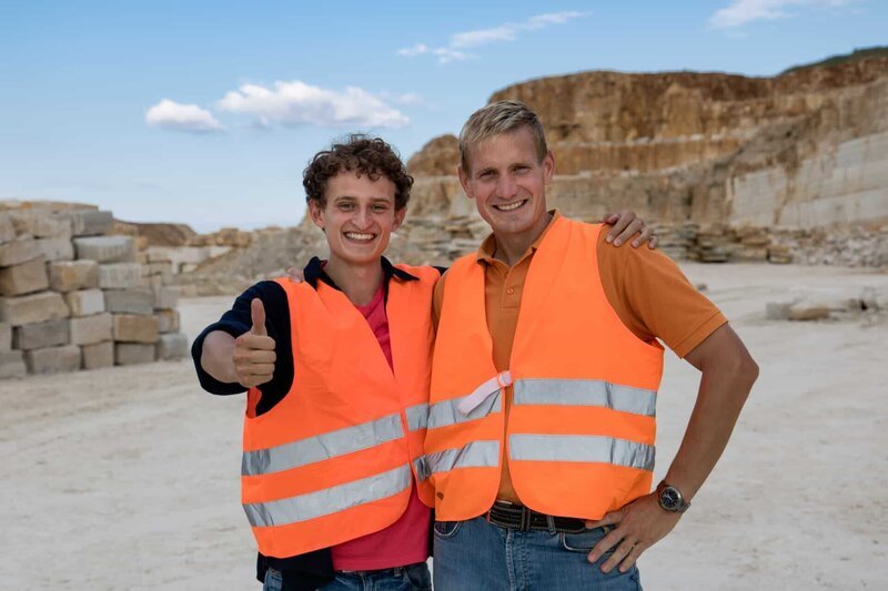 Julian (links) mit Sven Kersten im Steinbruch: Sven weiß, wie Steine abgebaut werden – zum Beispiel mit Sprengstoff. – Bild: BR/​megaherz gmbh/​Hans-Florian Hopfner