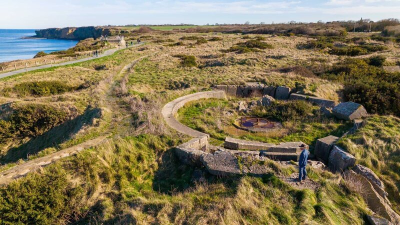Der amerikanische Superintendent Scott Desjardins neben einem der Schießschächte in Pointe du Hoc. (National Geographic) – Bild: National Geographic /​ National Geographic
