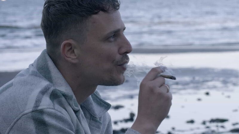 André Heinz kifft legal aus medizinischen Gründen. Er hofft, das bald aber auch Genuss-Cannabis legal wird. – Bild: ZDF und Michael Komagata./​Michael Komagata