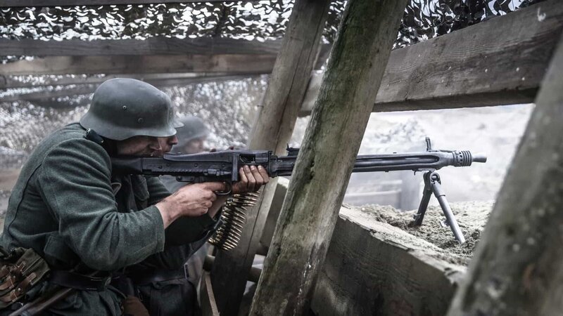 REEANCTMENT – German soldier (played by Nathan Plumite) fires a machine gun from a machine gun nest. (Holdout II Productions Inc./​Sean F. White) – Bild: Sean F. White /​ Holdout II Productions Inc./​Sean F. White /​ Holdout II Productions Inc.
